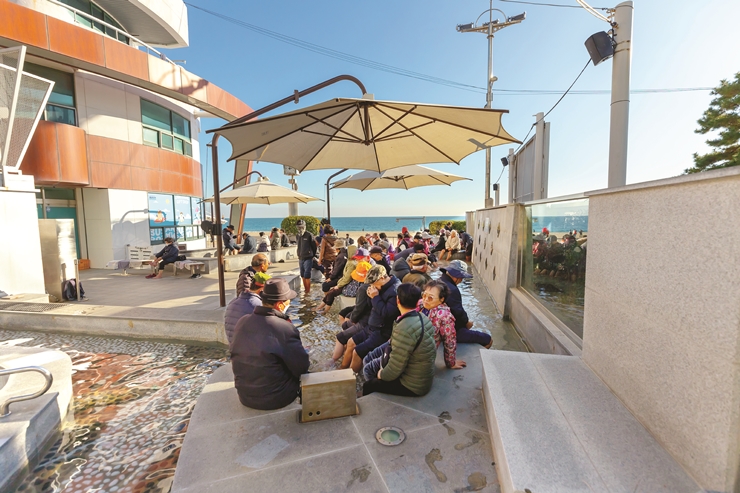 18-8 해운대온천족욕탕에서 족욕을 즐기는 부산시민들